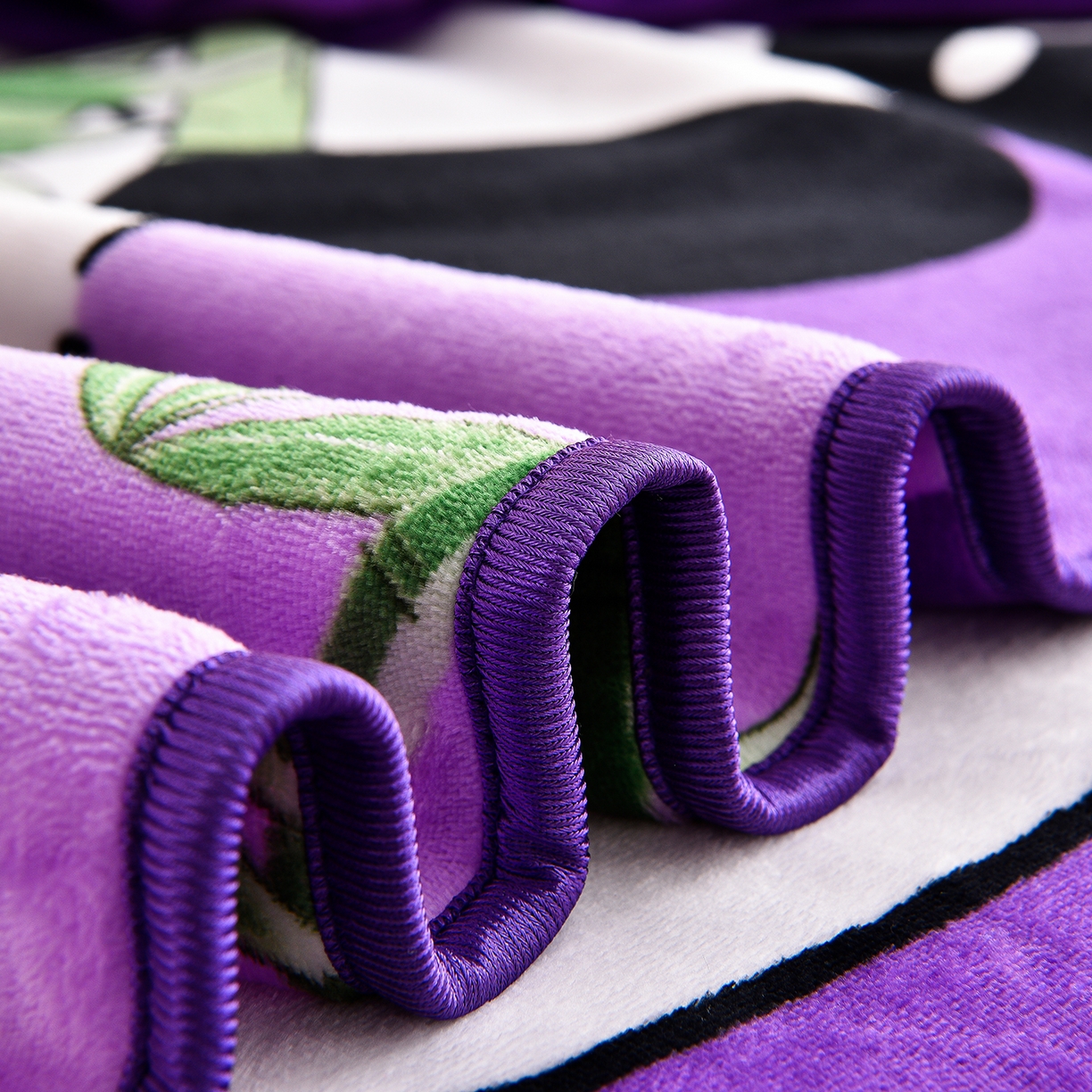 91家纺网 家纺一手货源 找家纺 博兰蒂 2025新款床裙款高克重牛奶绒印花四件套 熊猫-紫