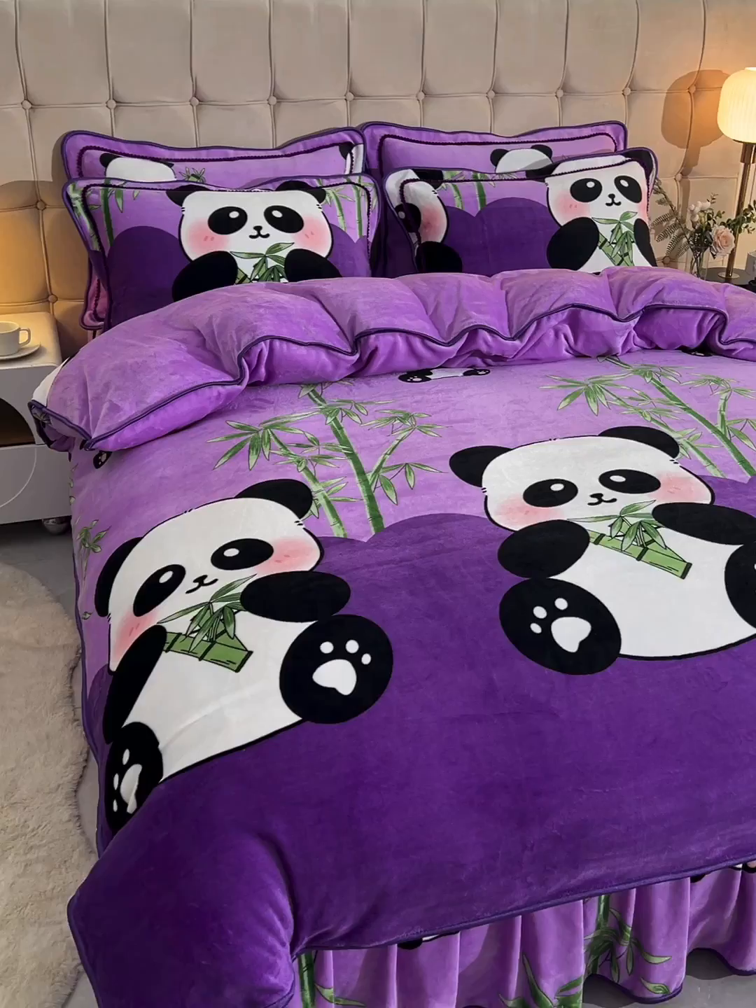 91家纺网 家纺一手货源 找家纺 博兰蒂 2025新款床裙款高克重牛奶绒印花四件套 熊猫-紫
