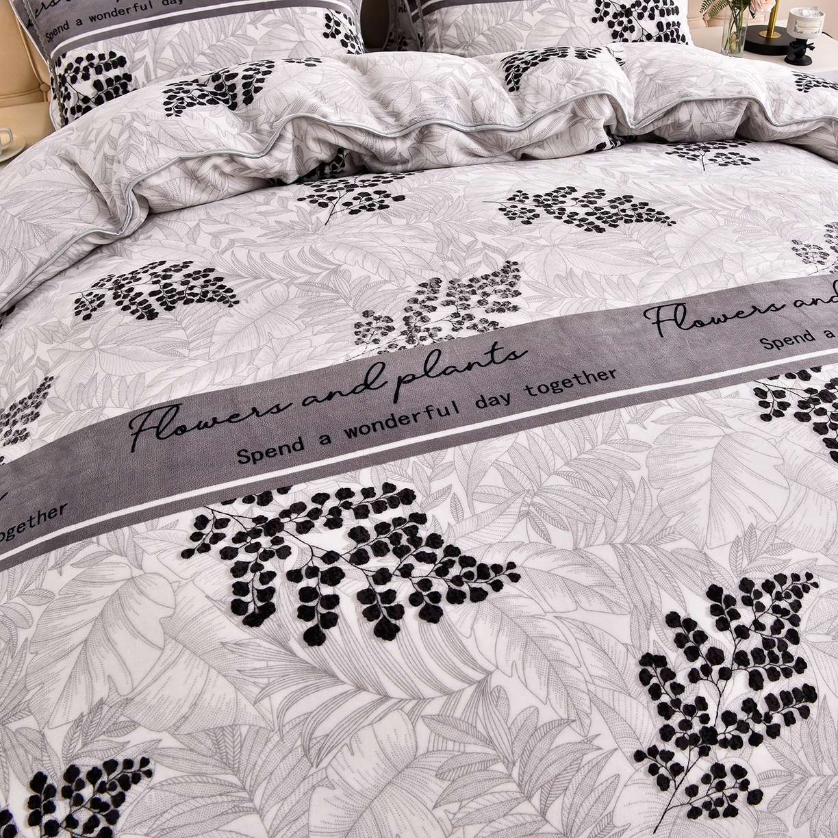 91家纺网 家纺一手货源 找家纺 博兰蒂 2025新款床裙款高克重牛奶绒印花四件套 叶语