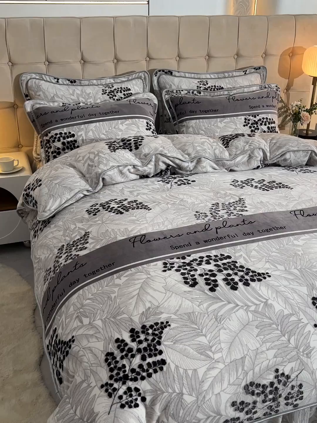 91家纺网 家纺一手货源 找家纺 博兰蒂 2025新款床裙款高克重牛奶绒印花四件套 叶语