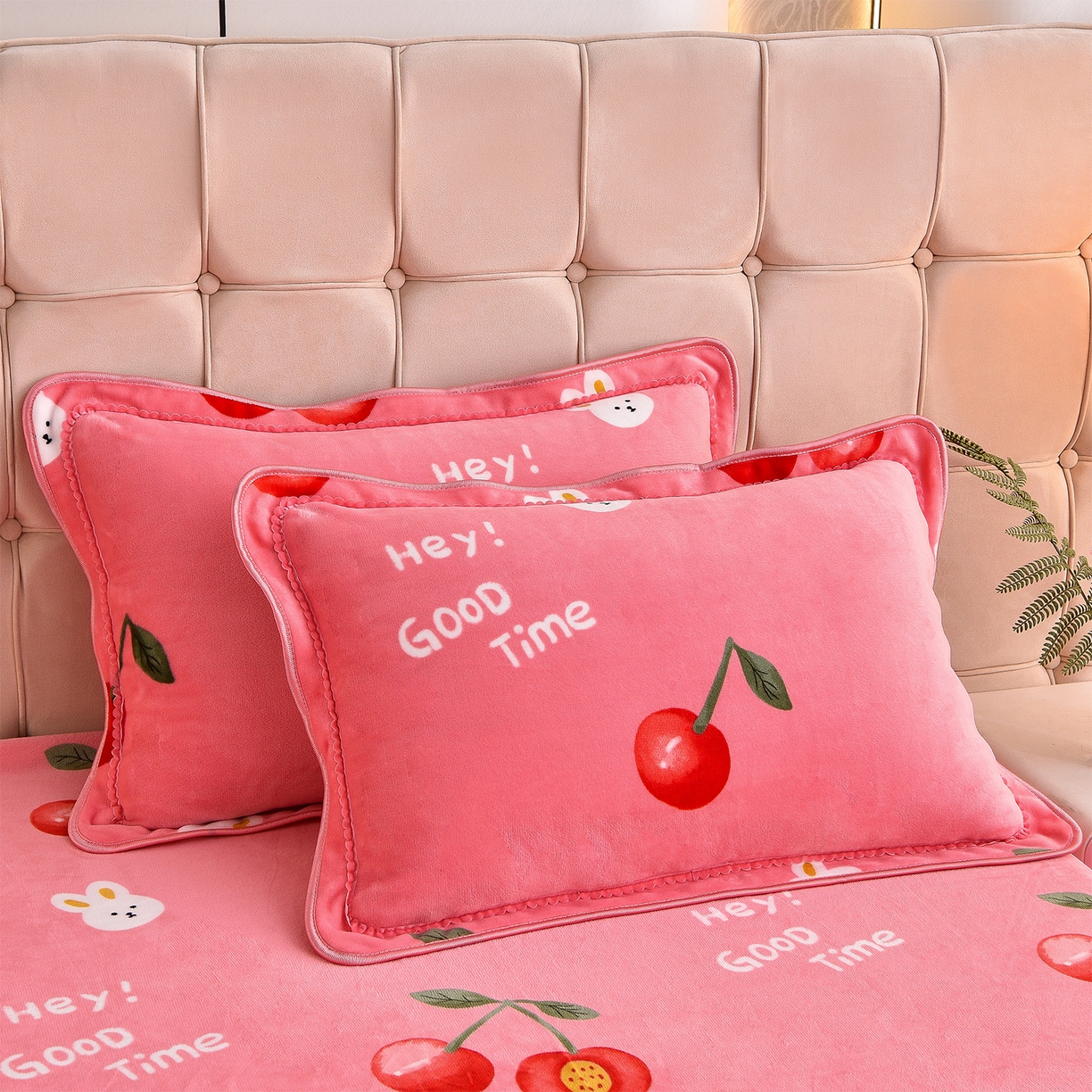 91家纺网 家纺一手货源 找家纺 博兰蒂 2025新款床裙款高克重牛奶绒印花四件套 樱桃小兔