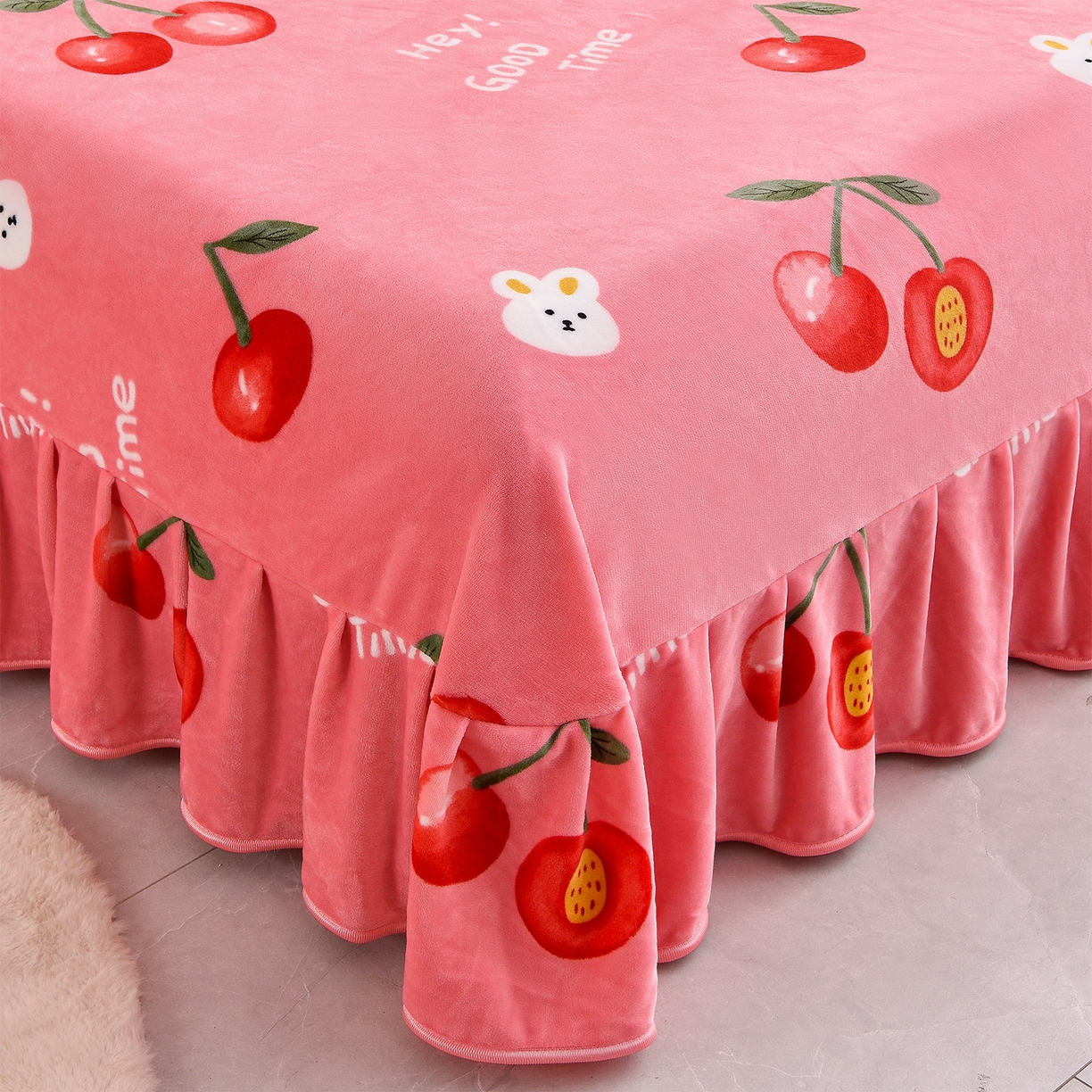 91家纺网 家纺一手货源 找家纺 博兰蒂 2025新款床裙款高克重牛奶绒印花四件套 樱桃小兔