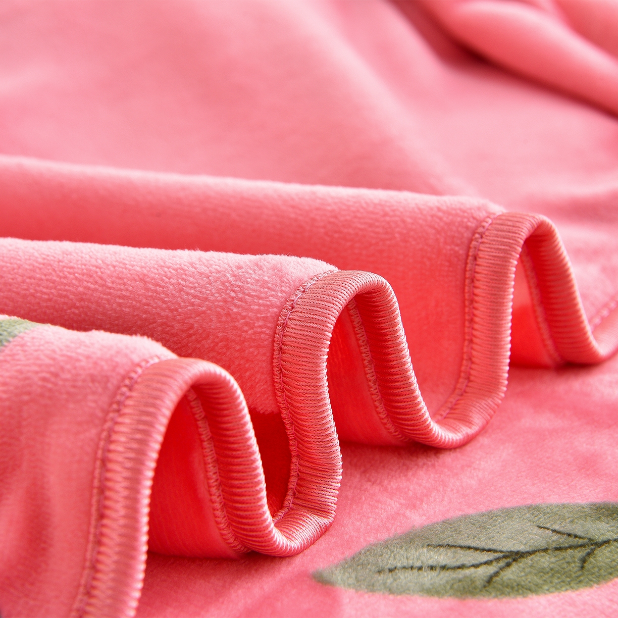 91家纺网 家纺一手货源 找家纺 博兰蒂 2025新款床裙款高克重牛奶绒印花四件套 樱桃小兔