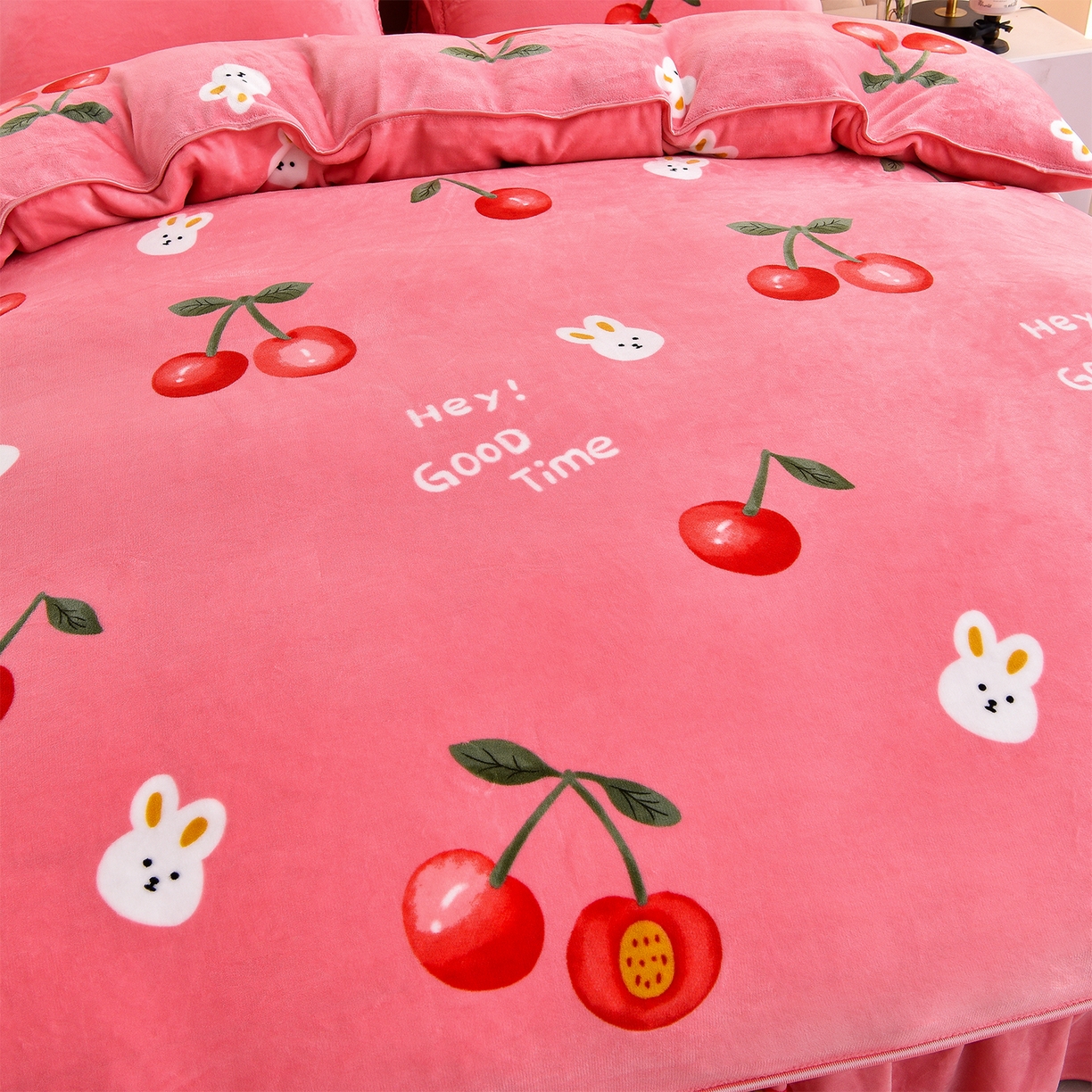 91家纺网 家纺一手货源 找家纺 博兰蒂 2025新款床裙款高克重牛奶绒印花四件套 樱桃小兔