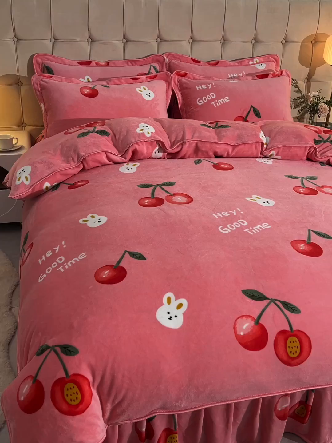 91家纺网 家纺一手货源 找家纺 博兰蒂 2025新款床裙款高克重牛奶绒印花四件套 樱桃小兔