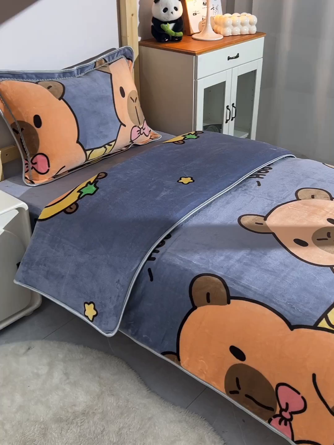 91家纺网 家纺一手货源 找家纺 （总）博兰蒂 2025新款床裙款高克重牛奶绒印花学生三件套