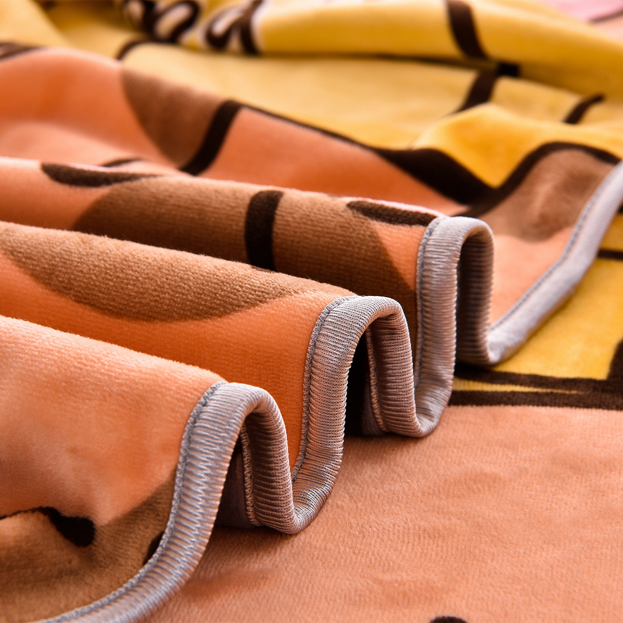 91家纺网 家纺一手货源 找家纺 （总）博兰蒂 2025新款床裙款高克重牛奶绒印花学生三件套