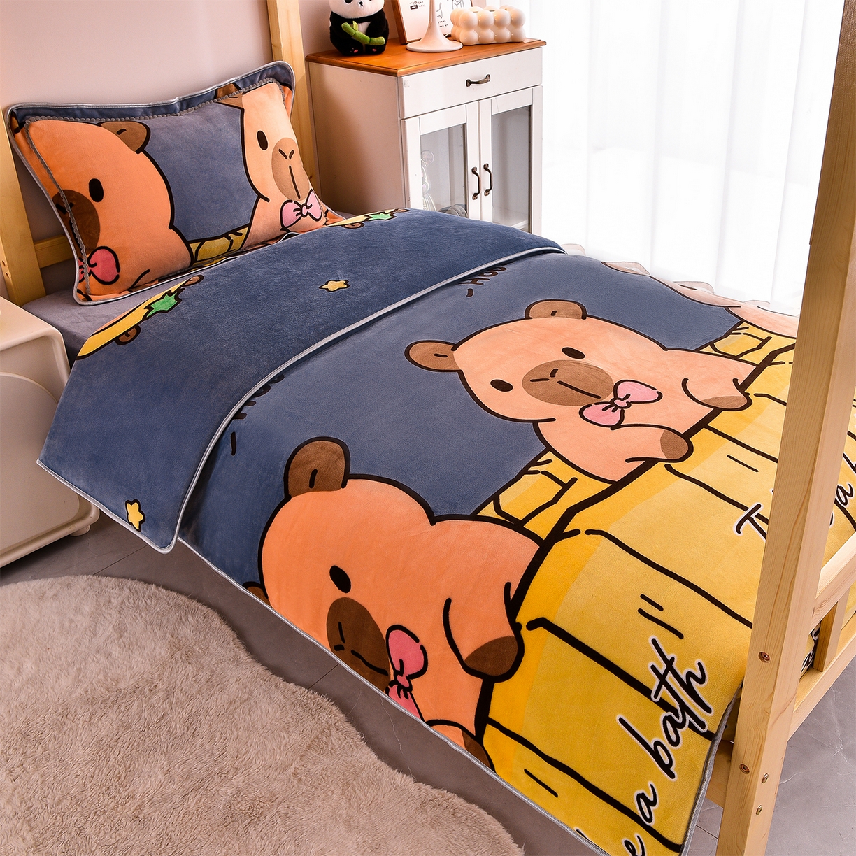 91家纺网 家纺一手货源 找家纺 （总）博兰蒂 2025新款床裙款高克重牛奶绒印花学生三件套