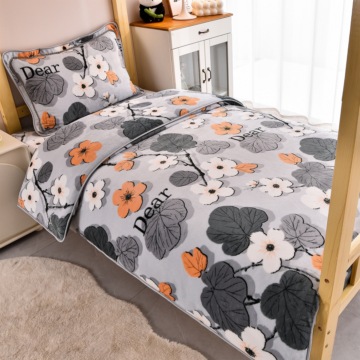 91家纺网 家纺一手货源 找家纺 （总）博兰蒂 2025新款床裙款高克重牛奶绒印花学生三件套