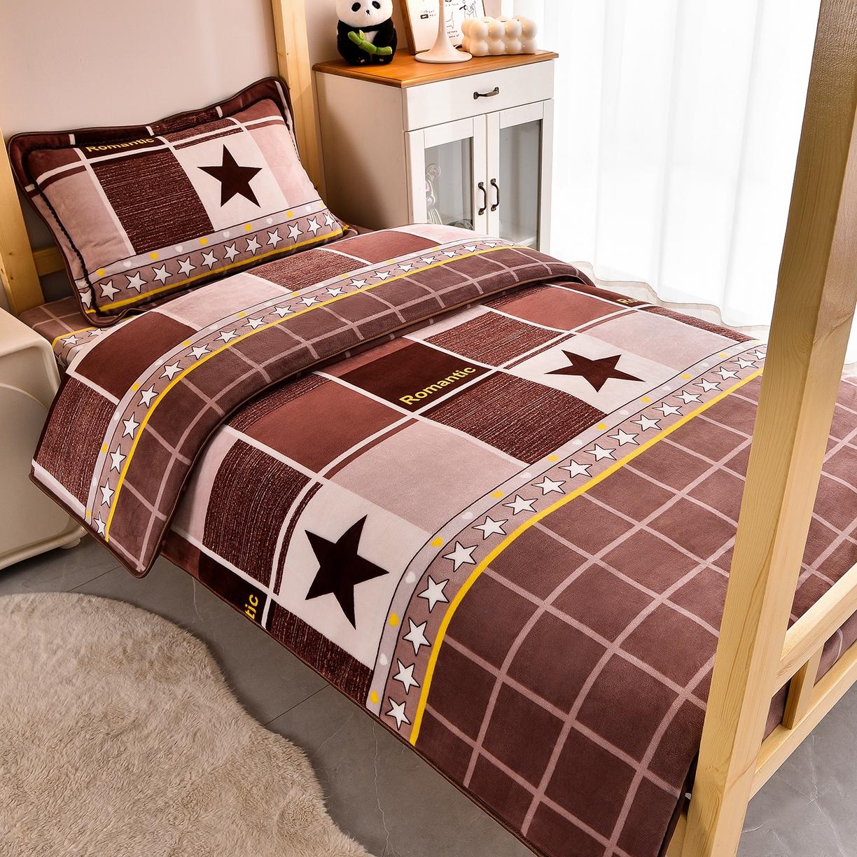 91家纺网 家纺一手货源 找家纺 （总）博兰蒂 2025新款床裙款高克重牛奶绒印花学生三件套