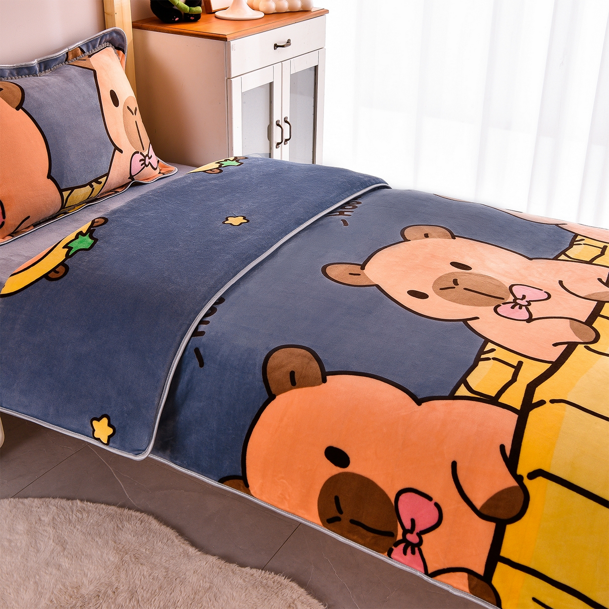 91家纺网 家纺一手货源 找家纺 博兰蒂 2025新款床裙款高克重牛奶绒印花学生三件套 卡皮巴拉