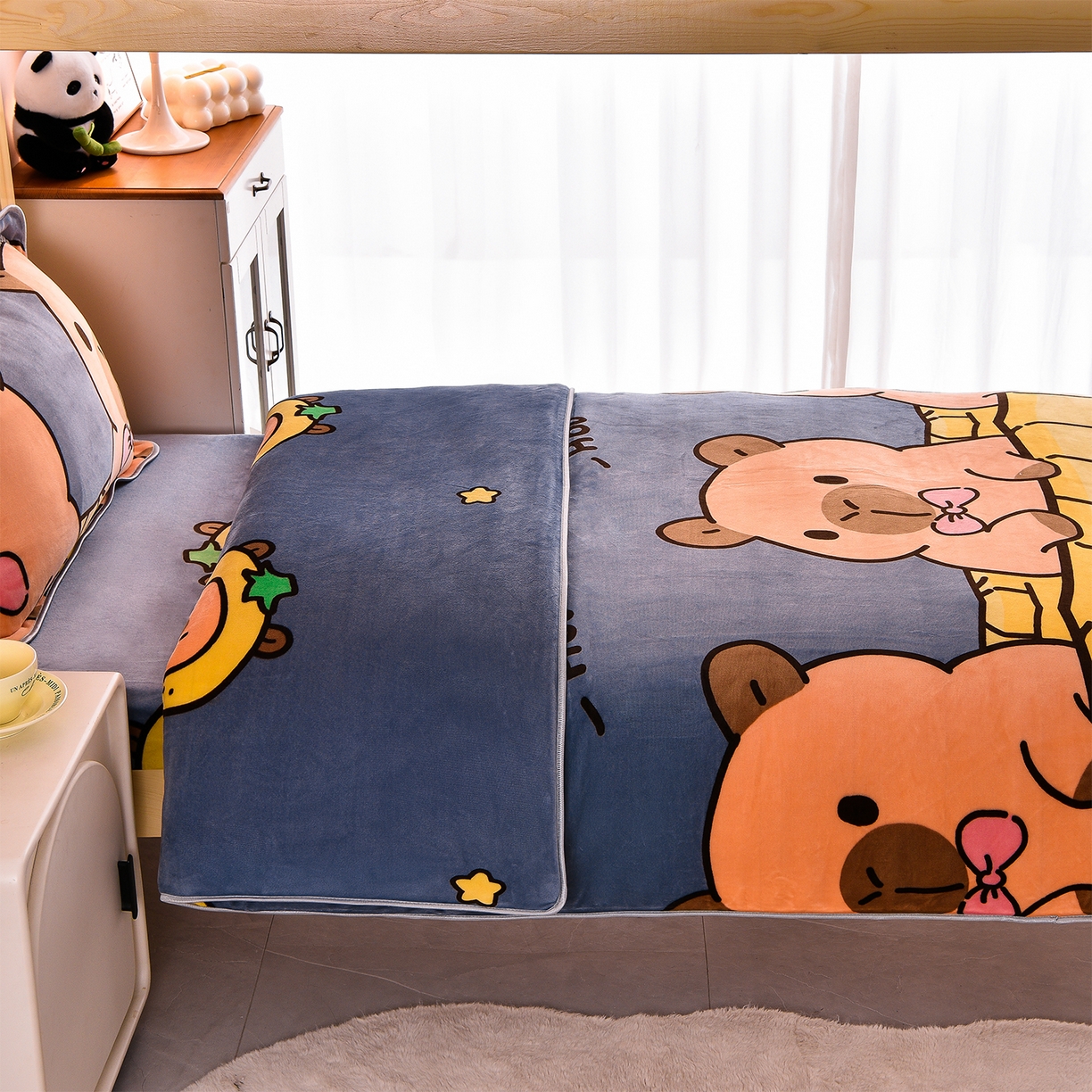 91家纺网 家纺一手货源 找家纺 博兰蒂 2025新款床裙款高克重牛奶绒印花学生三件套 卡皮巴拉