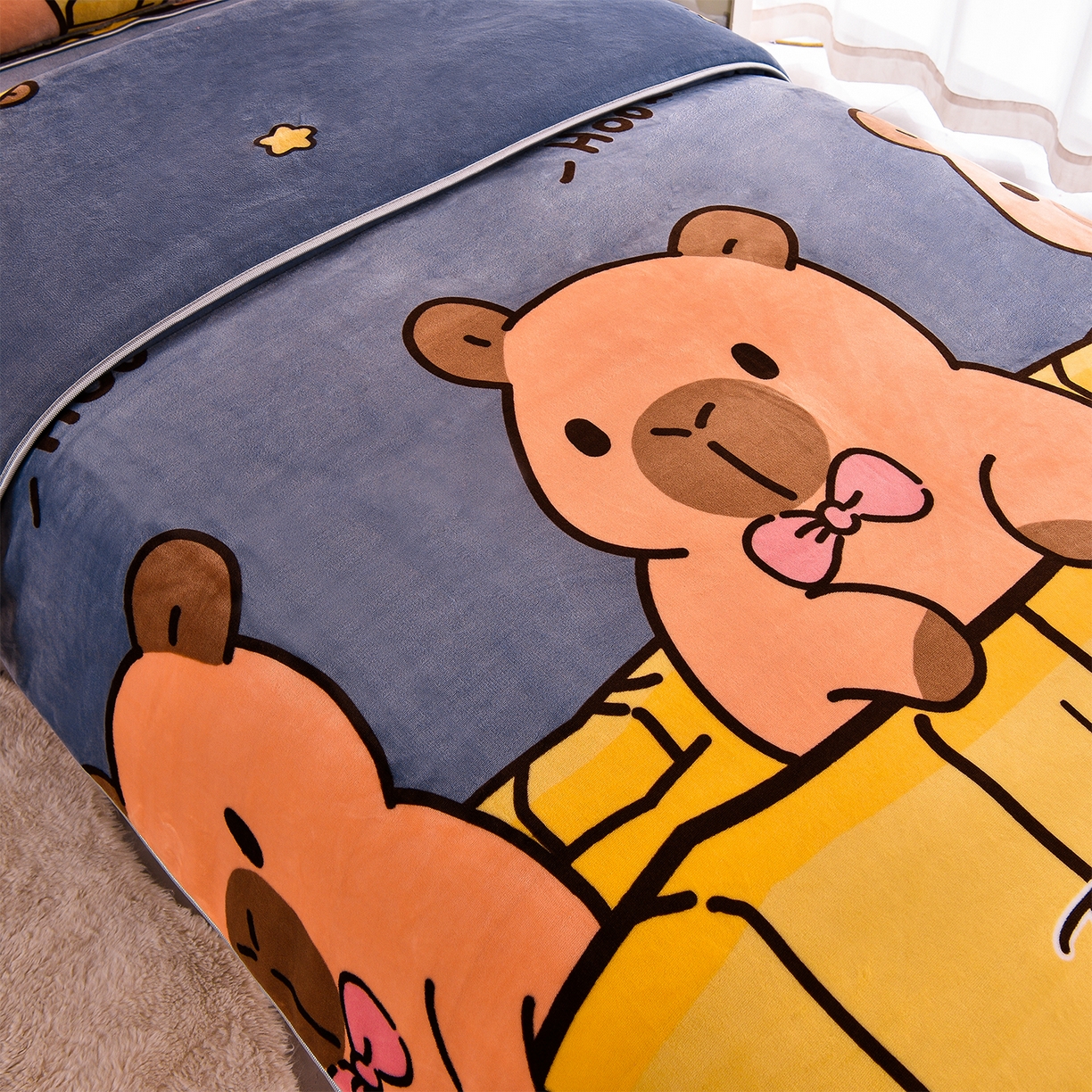 91家纺网 家纺一手货源 找家纺 博兰蒂 2025新款床裙款高克重牛奶绒印花学生三件套 卡皮巴拉