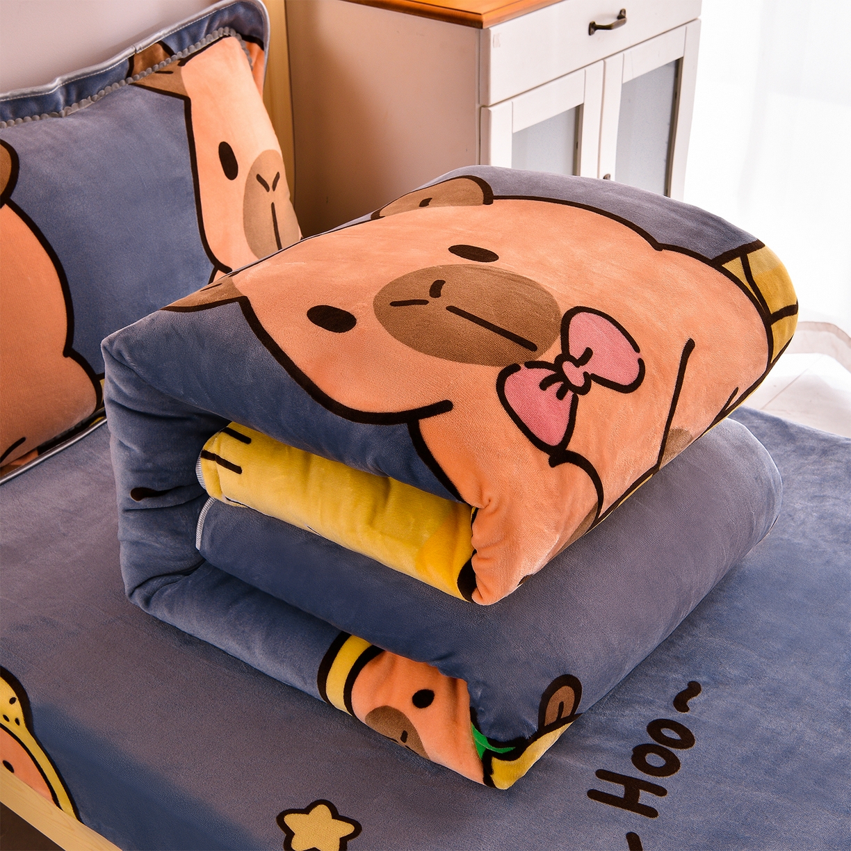 91家纺网 家纺一手货源 找家纺 博兰蒂 2025新款床裙款高克重牛奶绒印花学生三件套 卡皮巴拉