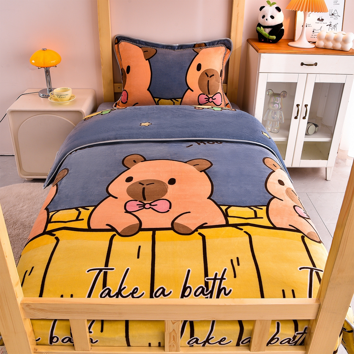 91家纺网 家纺一手货源 找家纺 博兰蒂 2025新款床裙款高克重牛奶绒印花学生三件套 卡皮巴拉