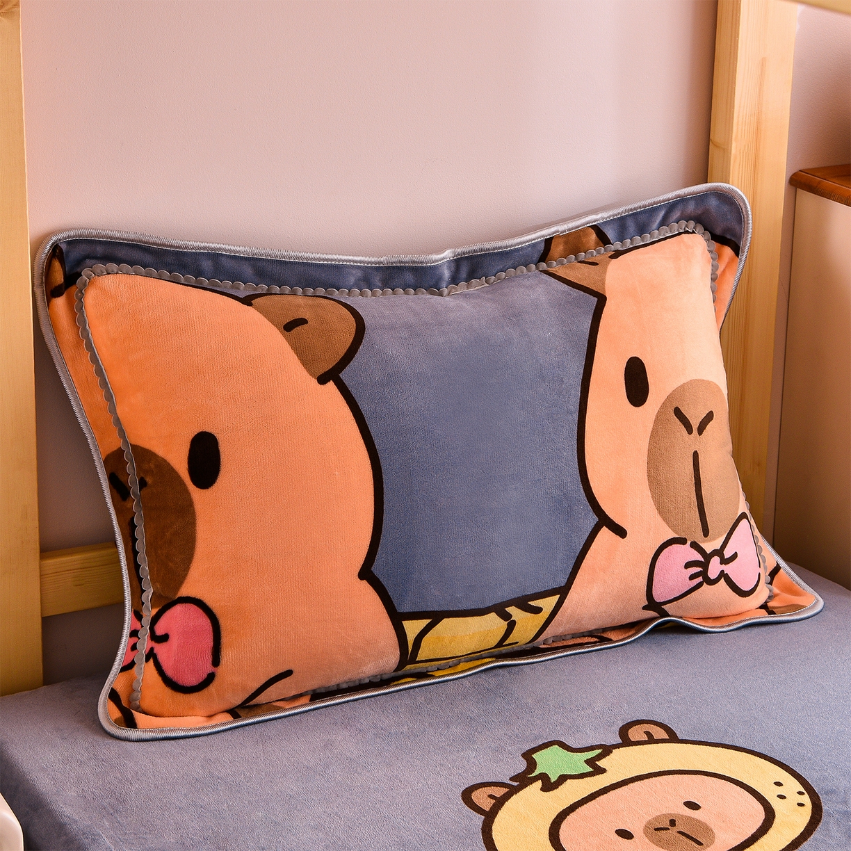 91家纺网 家纺一手货源 找家纺 博兰蒂 2025新款床裙款高克重牛奶绒印花学生三件套 卡皮巴拉