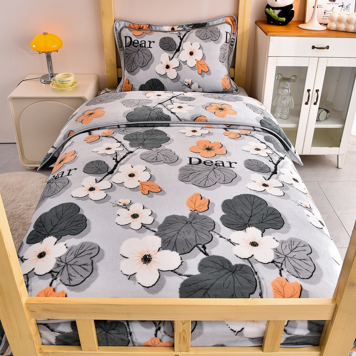 91家纺网 家纺一手货源 找家纺 博兰蒂 2025新款床裙款高克重牛奶绒印花学生三件套 春花秋拾