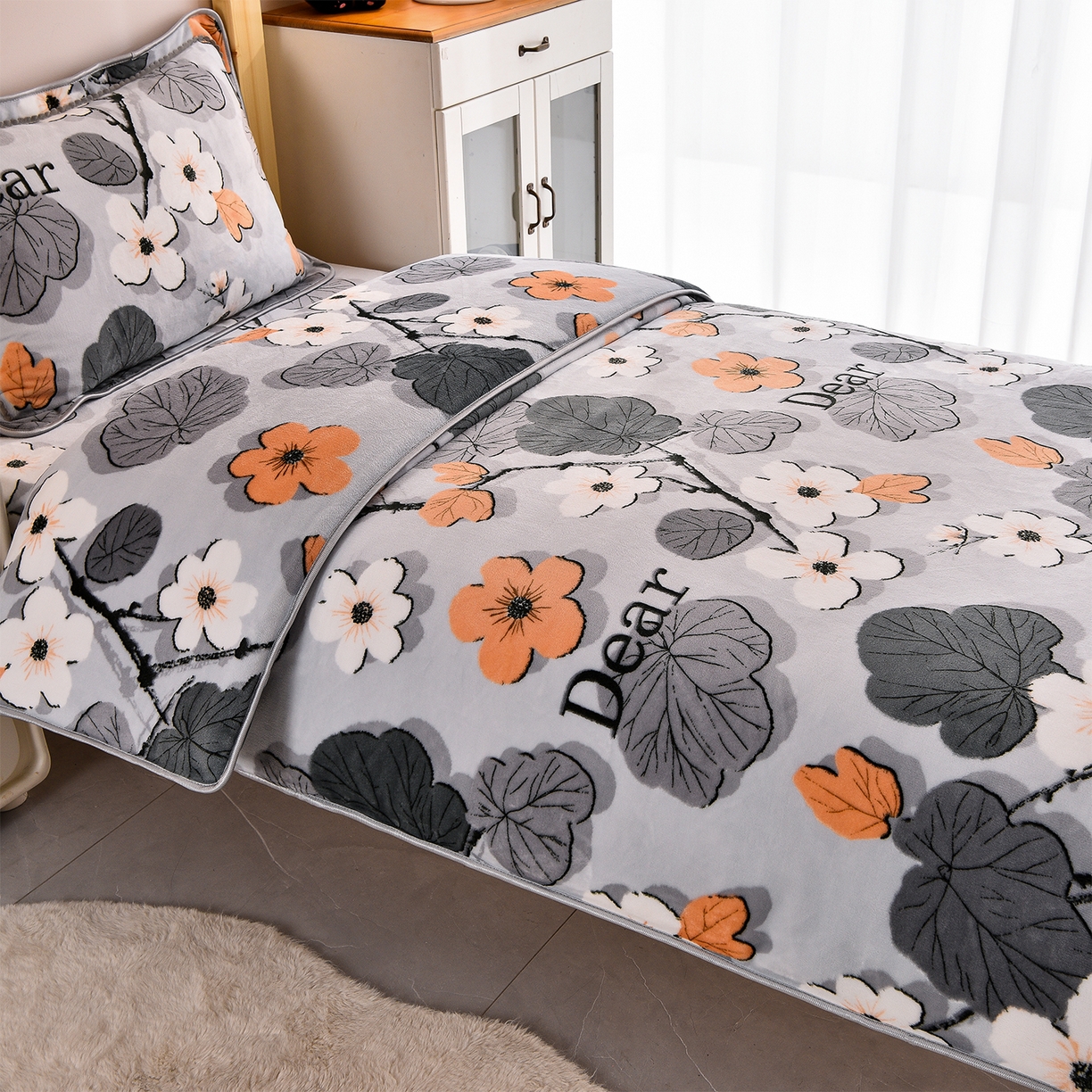 91家纺网 家纺一手货源 找家纺 博兰蒂 2025新款床裙款高克重牛奶绒印花学生三件套 春花秋拾