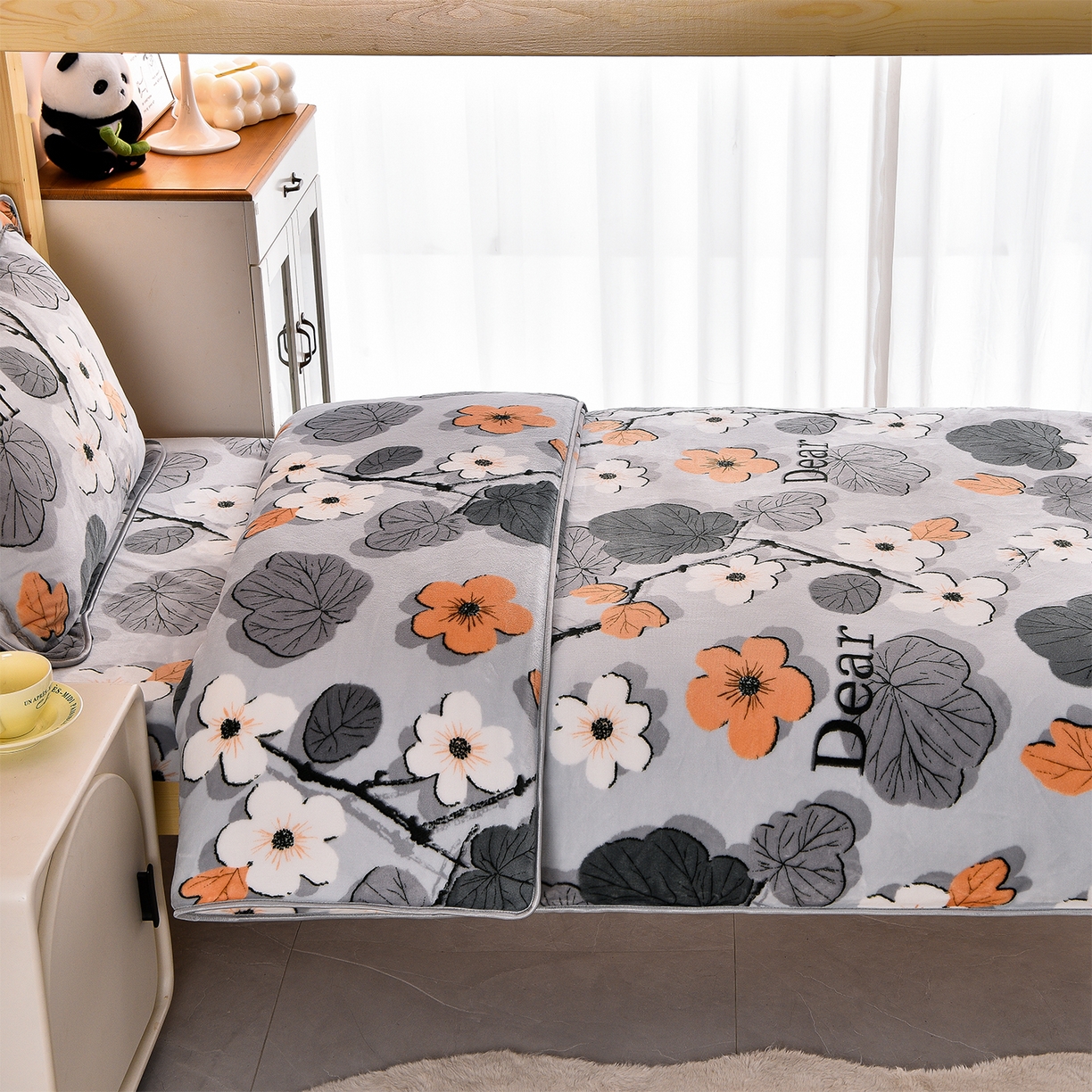 91家纺网 家纺一手货源 找家纺 博兰蒂 2025新款床裙款高克重牛奶绒印花学生三件套 春花秋拾