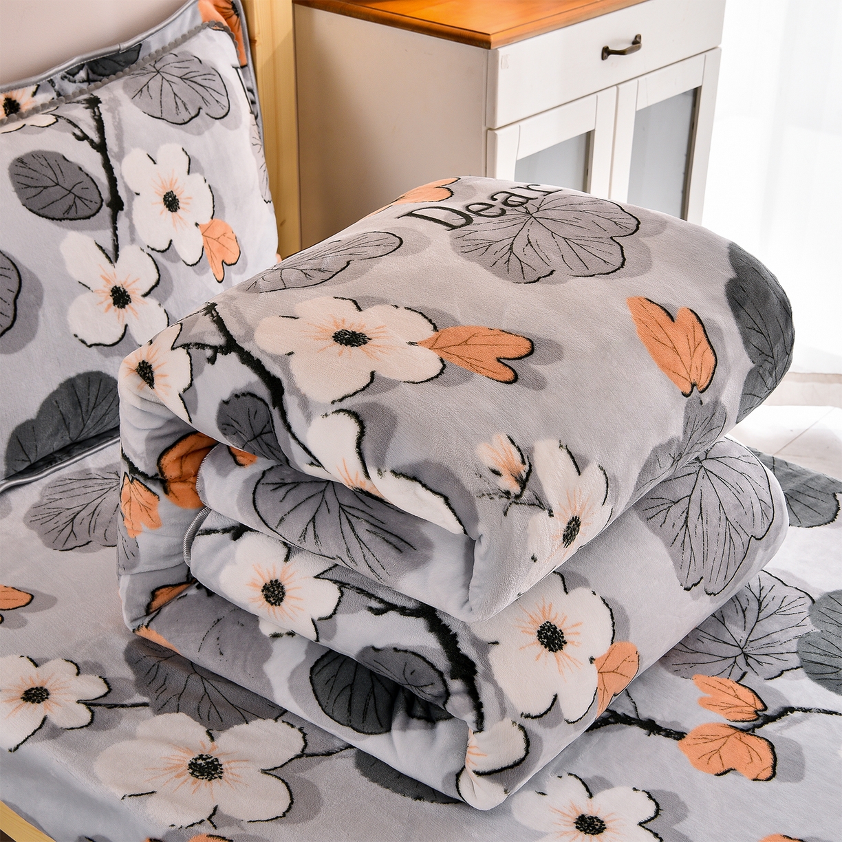 91家纺网 家纺一手货源 找家纺 博兰蒂 2025新款床裙款高克重牛奶绒印花学生三件套 春花秋拾