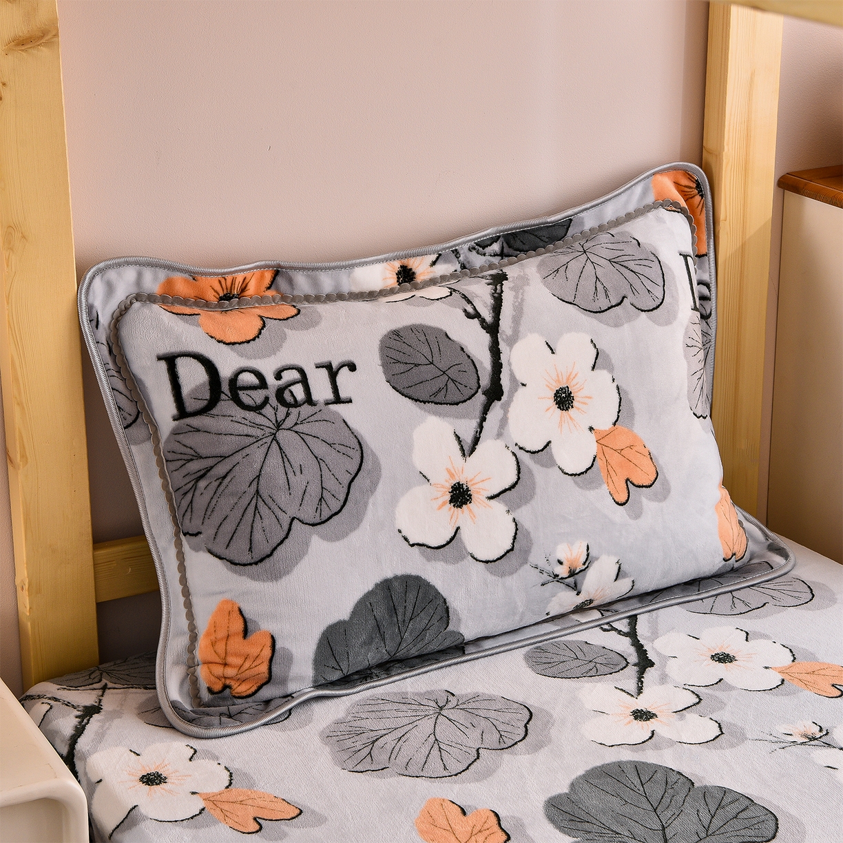 91家纺网 家纺一手货源 找家纺 博兰蒂 2025新款床裙款高克重牛奶绒印花学生三件套 春花秋拾