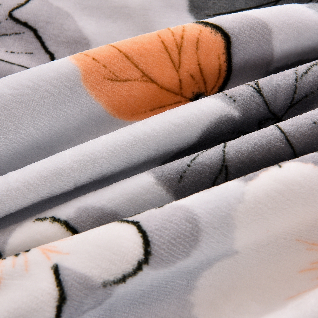 91家纺网 家纺一手货源 找家纺 博兰蒂 2025新款床裙款高克重牛奶绒印花学生三件套 春花秋拾