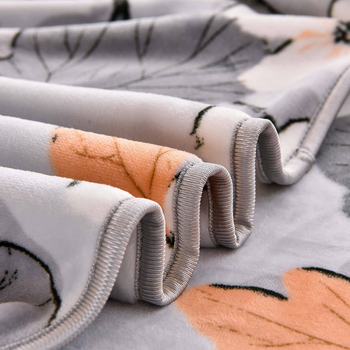 91家纺网 家纺一手货源 找家纺 博兰蒂 2025新款床裙款高克重牛奶绒印花学生三件套 春花秋拾