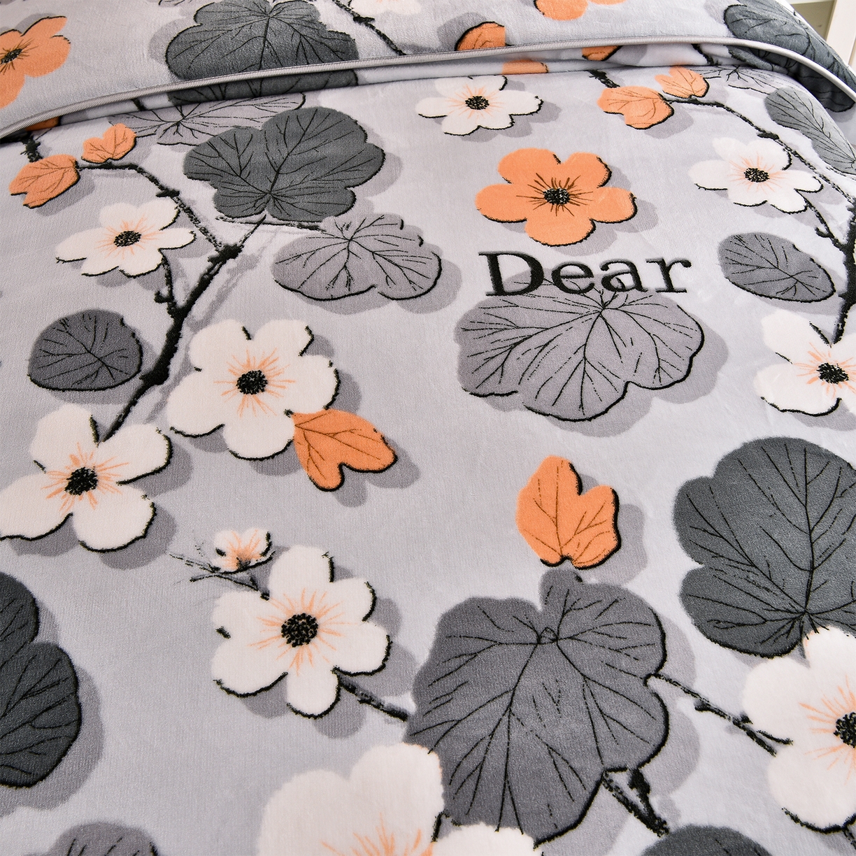 91家纺网 家纺一手货源 找家纺 博兰蒂 2025新款床裙款高克重牛奶绒印花学生三件套 春花秋拾