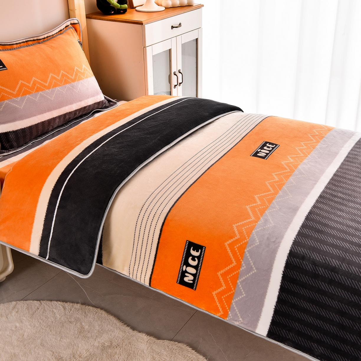 91家纺网 家纺一手货源 找家纺 博兰蒂 2025新款床裙款高克重牛奶绒印花学生三件套 爵士格调