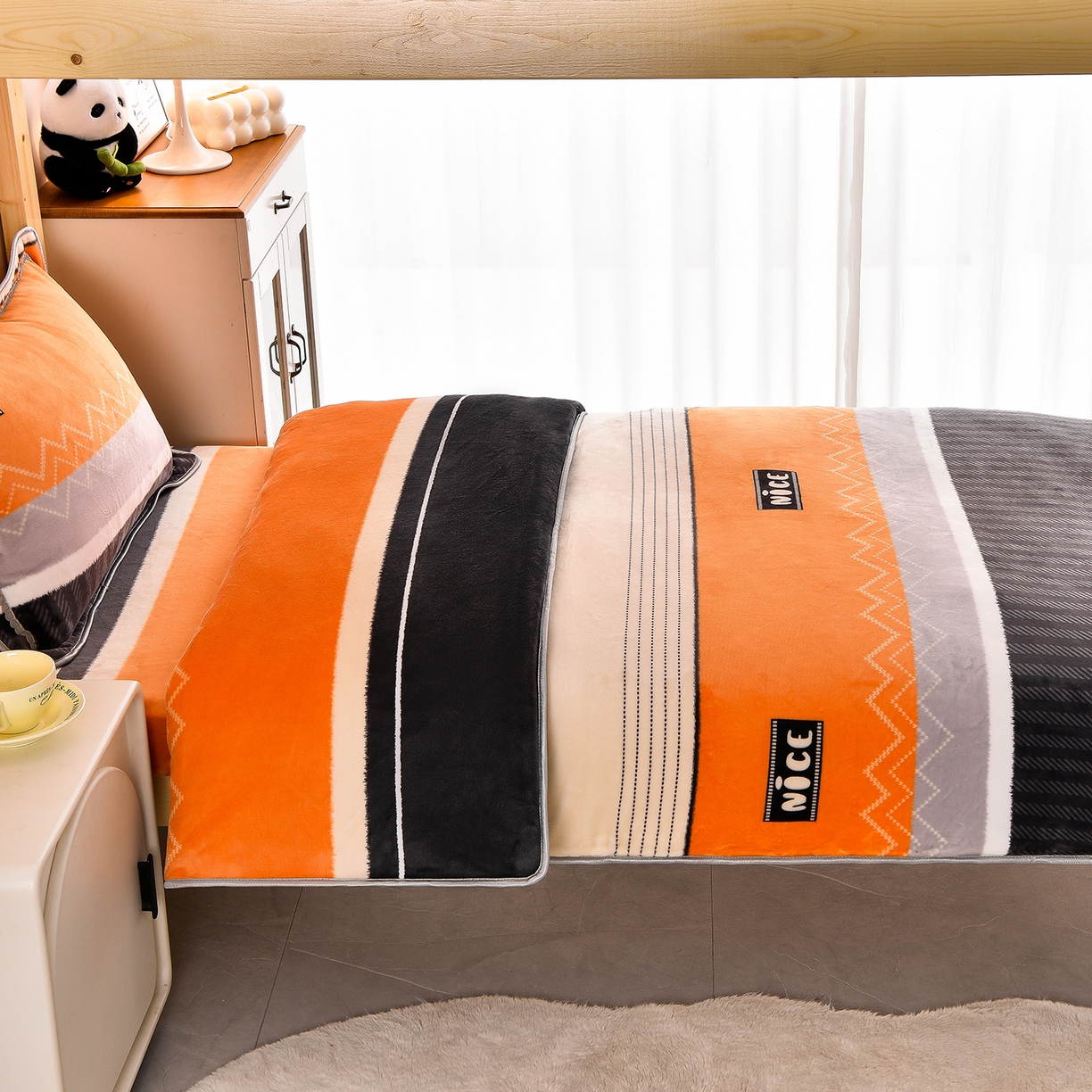 91家纺网 家纺一手货源 找家纺 博兰蒂 2025新款床裙款高克重牛奶绒印花学生三件套 爵士格调