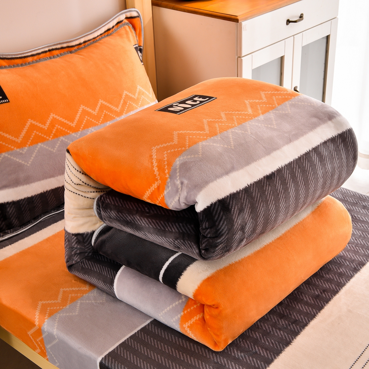 91家纺网 家纺一手货源 找家纺 博兰蒂 2025新款床裙款高克重牛奶绒印花学生三件套 爵士格调