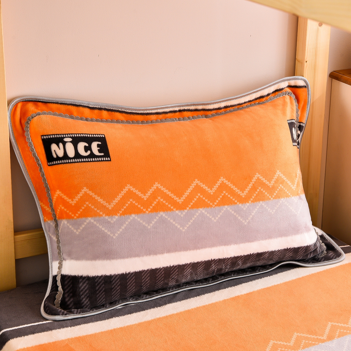 91家纺网 家纺一手货源 找家纺 博兰蒂 2025新款床裙款高克重牛奶绒印花学生三件套 爵士格调