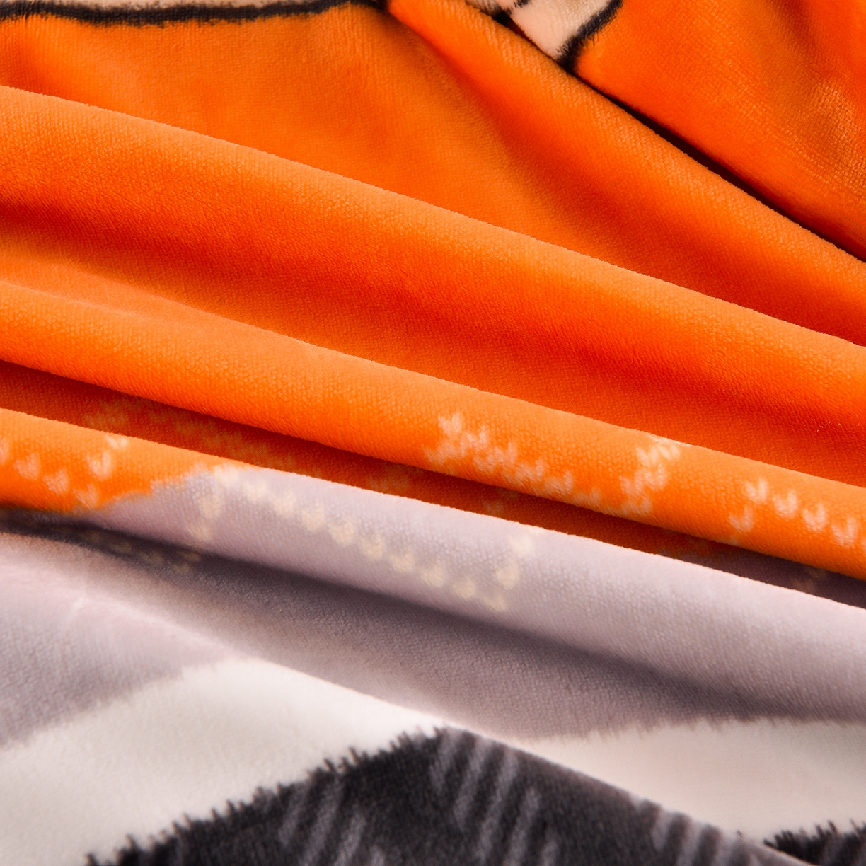 91家纺网 家纺一手货源 找家纺 博兰蒂 2025新款床裙款高克重牛奶绒印花学生三件套 爵士格调