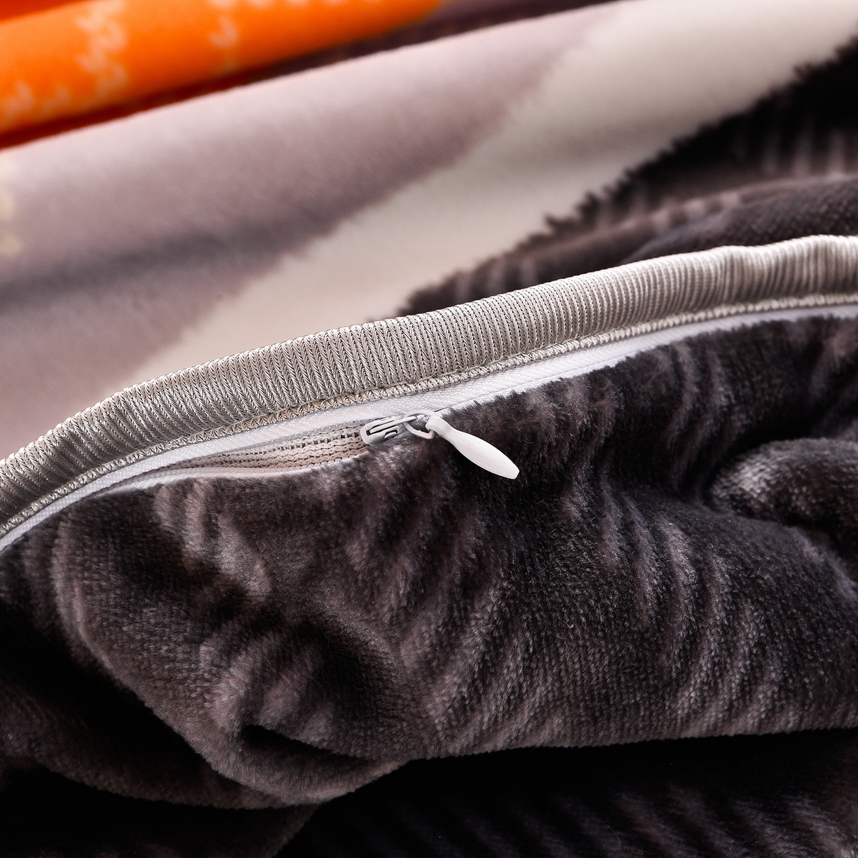 91家纺网 家纺一手货源 找家纺 博兰蒂 2025新款床裙款高克重牛奶绒印花学生三件套 爵士格调