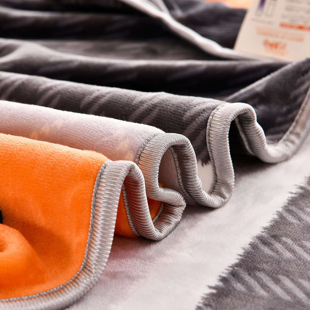 91家纺网 家纺一手货源 找家纺 博兰蒂 2025新款床裙款高克重牛奶绒印花学生三件套 爵士格调