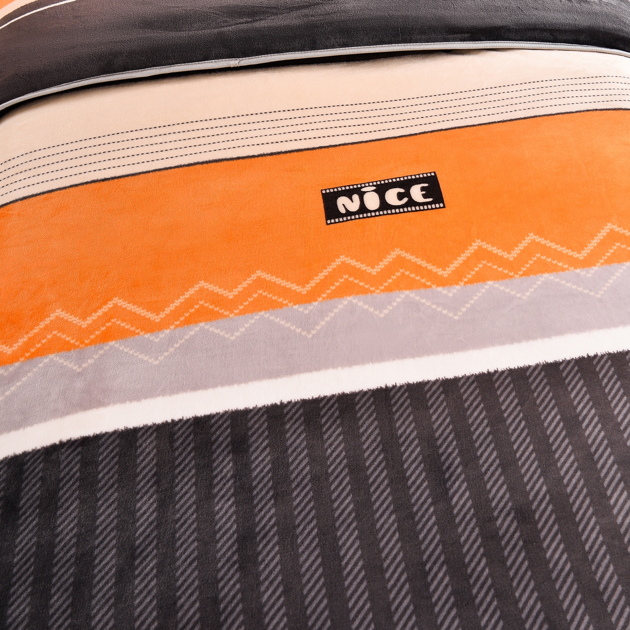 91家纺网 家纺一手货源 找家纺 博兰蒂 2025新款床裙款高克重牛奶绒印花学生三件套 爵士格调