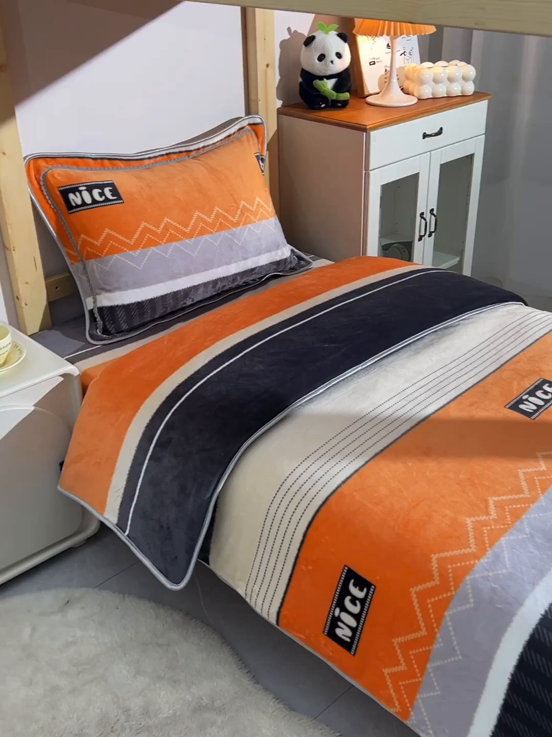 91家纺网 家纺一手货源 找家纺 博兰蒂 2025新款床裙款高克重牛奶绒印花学生三件套 爵士格调