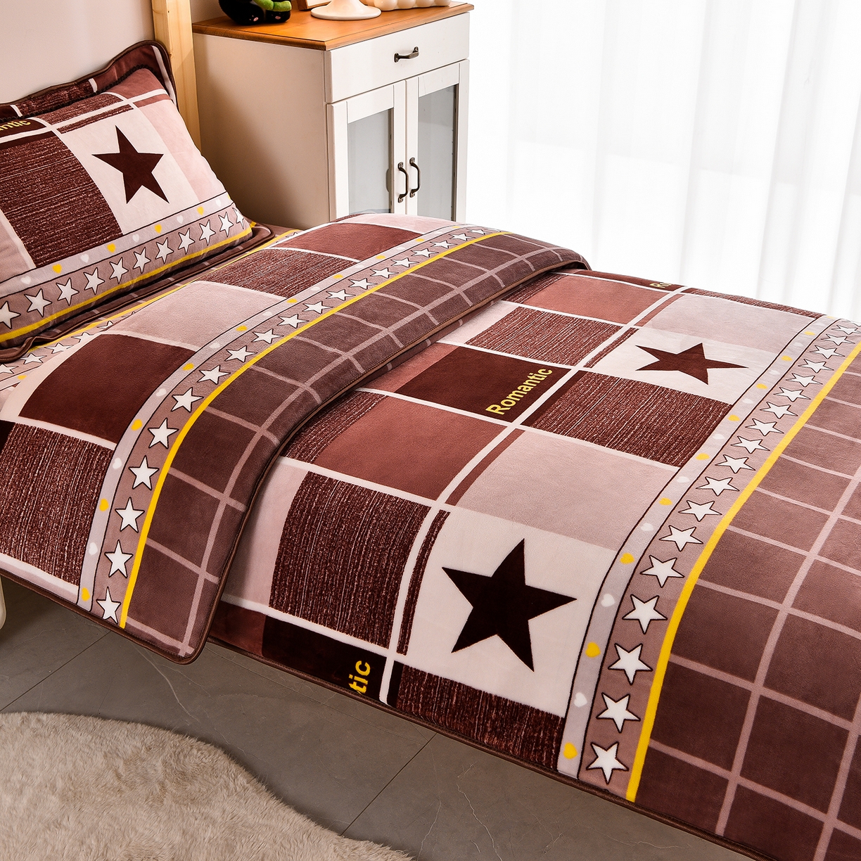 91家纺网 家纺一手货源 找家纺 博兰蒂 2025新款床裙款高克重牛奶绒印花学生三件套 浪漫之星