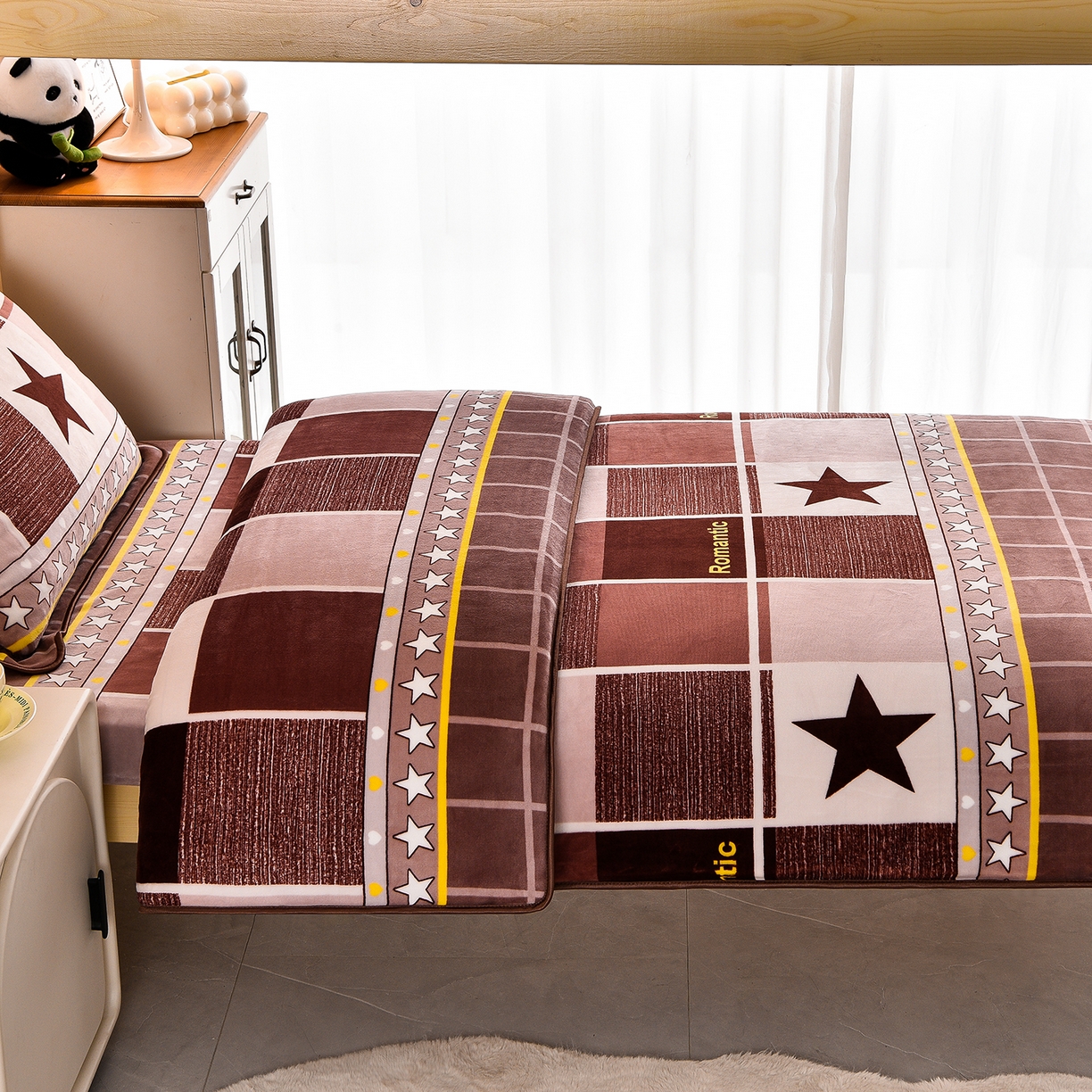 91家纺网 家纺一手货源 找家纺 博兰蒂 2025新款床裙款高克重牛奶绒印花学生三件套 浪漫之星