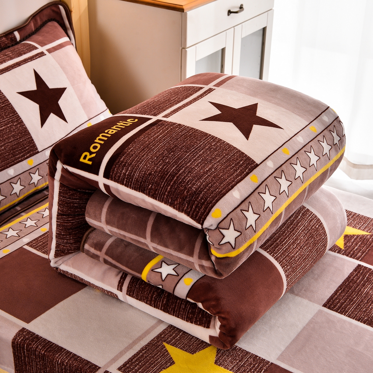 91家纺网 家纺一手货源 找家纺 博兰蒂 2025新款床裙款高克重牛奶绒印花学生三件套 浪漫之星