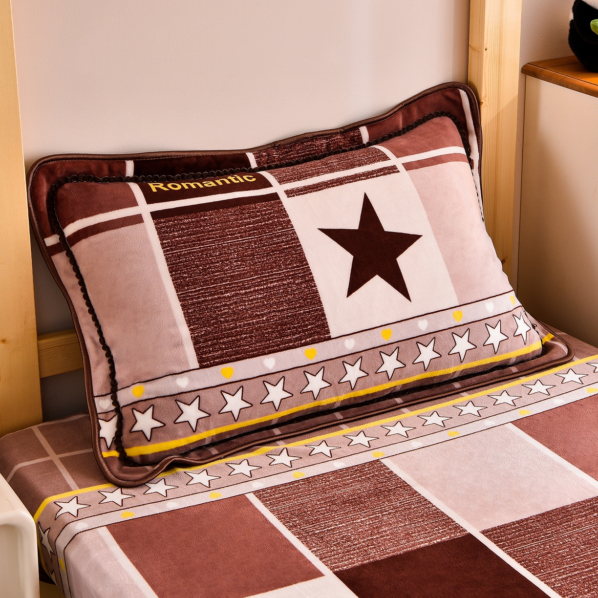 91家纺网 家纺一手货源 找家纺 博兰蒂 2025新款床裙款高克重牛奶绒印花学生三件套 浪漫之星