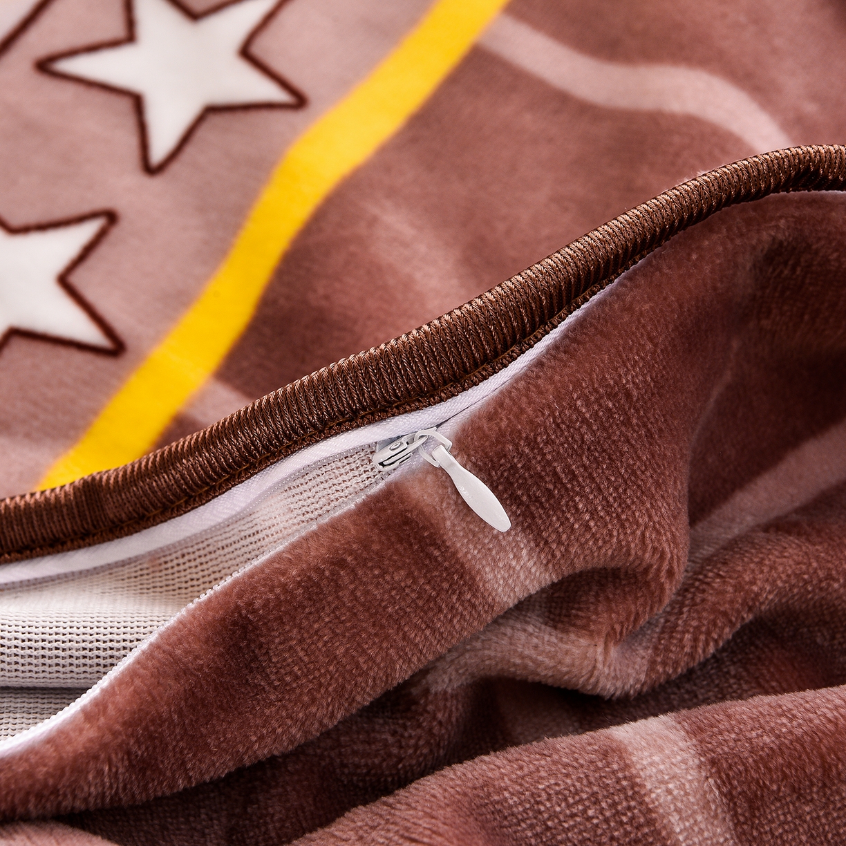 91家纺网 家纺一手货源 找家纺 博兰蒂 2025新款床裙款高克重牛奶绒印花学生三件套 浪漫之星