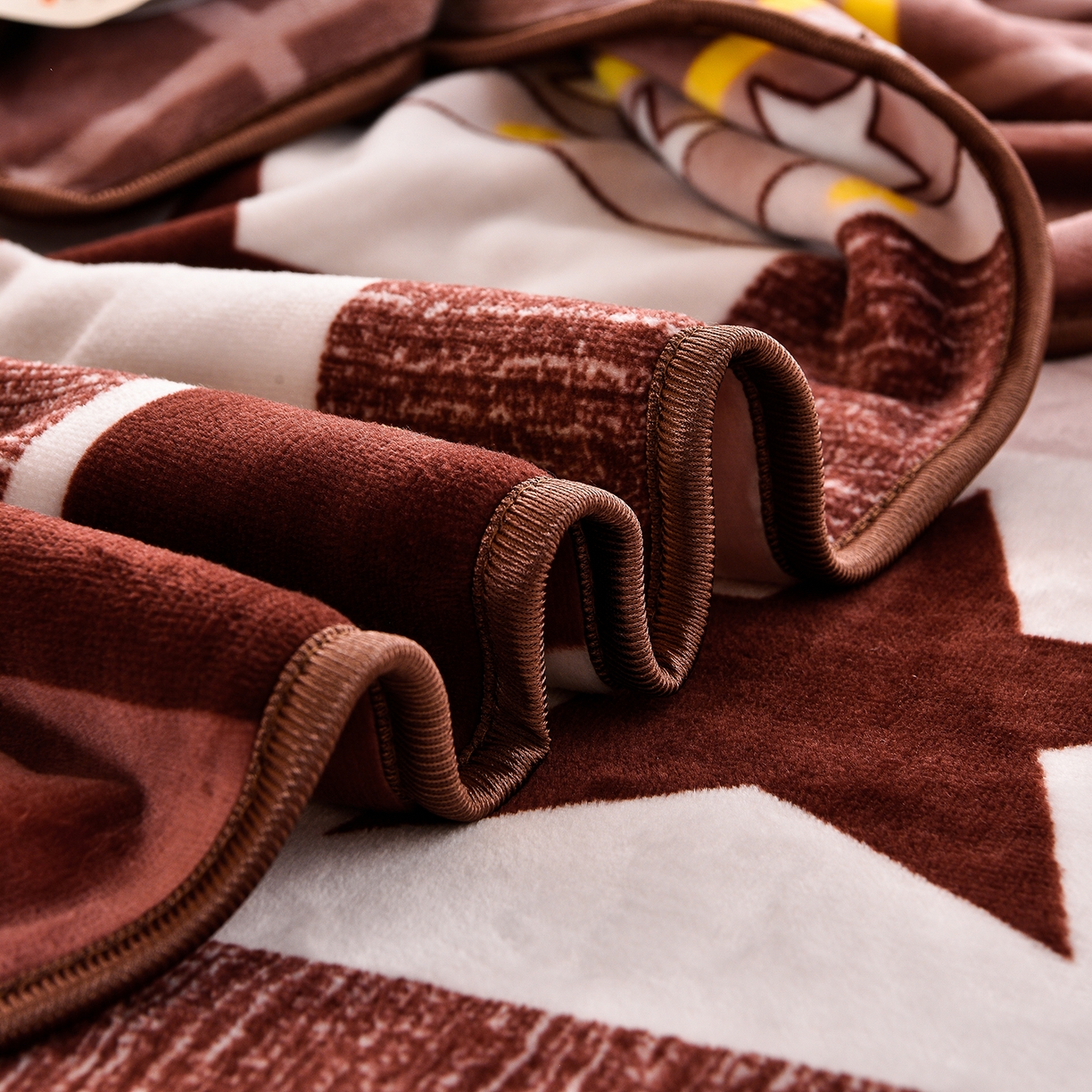 91家纺网 家纺一手货源 找家纺 博兰蒂 2025新款床裙款高克重牛奶绒印花学生三件套 浪漫之星