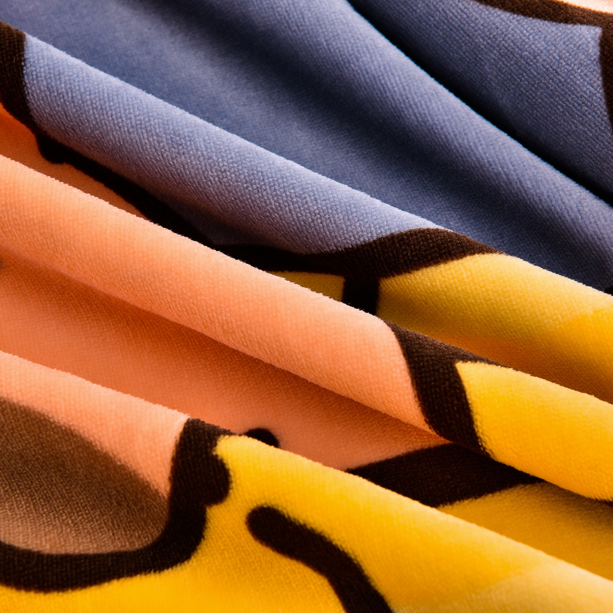 91家纺网 家纺一手货源 找家纺 博兰蒂 2025新款床裙款高克重牛奶绒印花单被套 卡皮巴拉