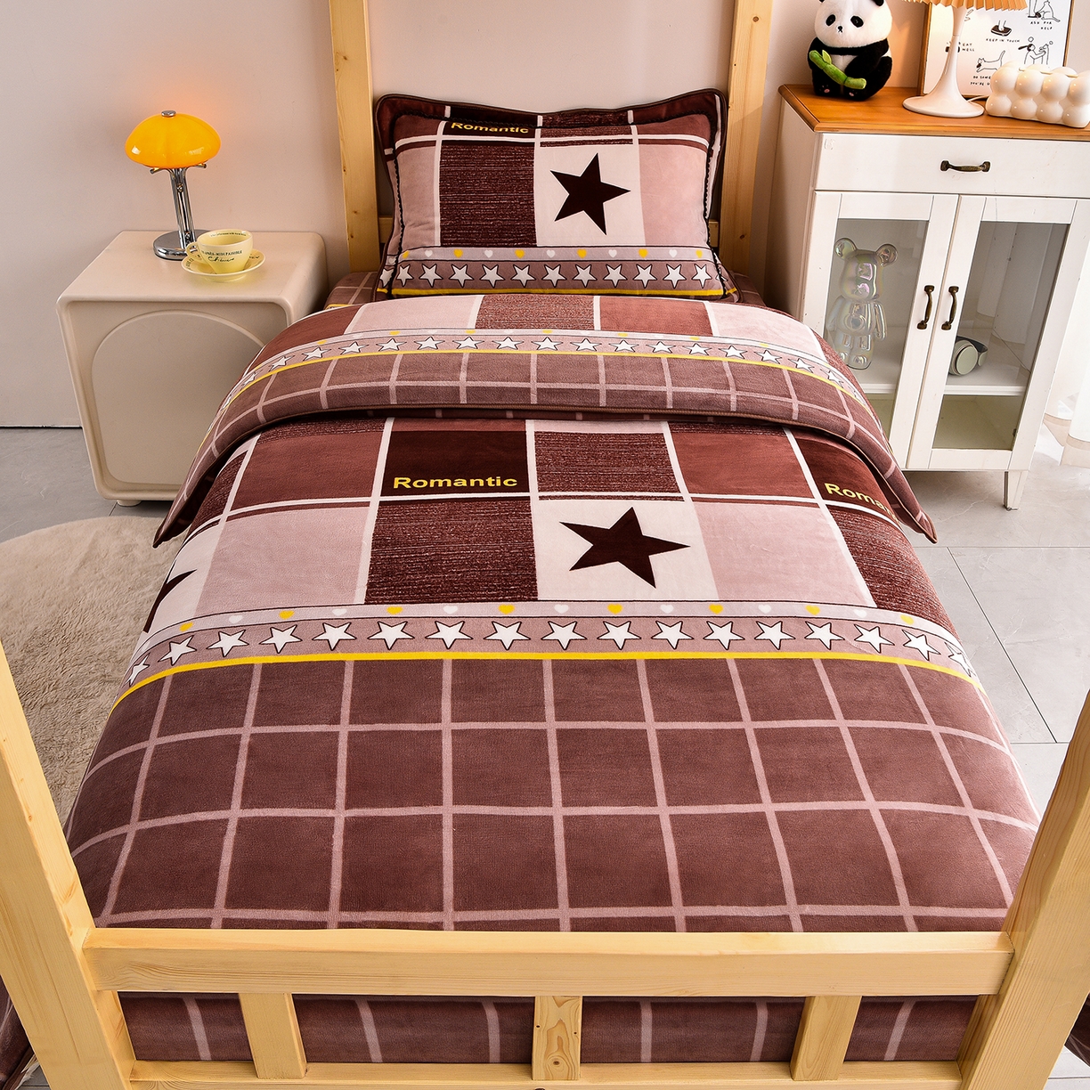 91家纺网 家纺一手货源 找家纺 博兰蒂 2025新款床裙款高克重牛奶绒印花学生三件套 浪漫之星