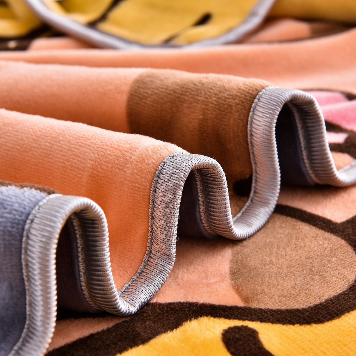 91家纺网 家纺一手货源 找家纺 博兰蒂 2025新款床裙款高克重牛奶绒印花单被套 卡皮巴拉