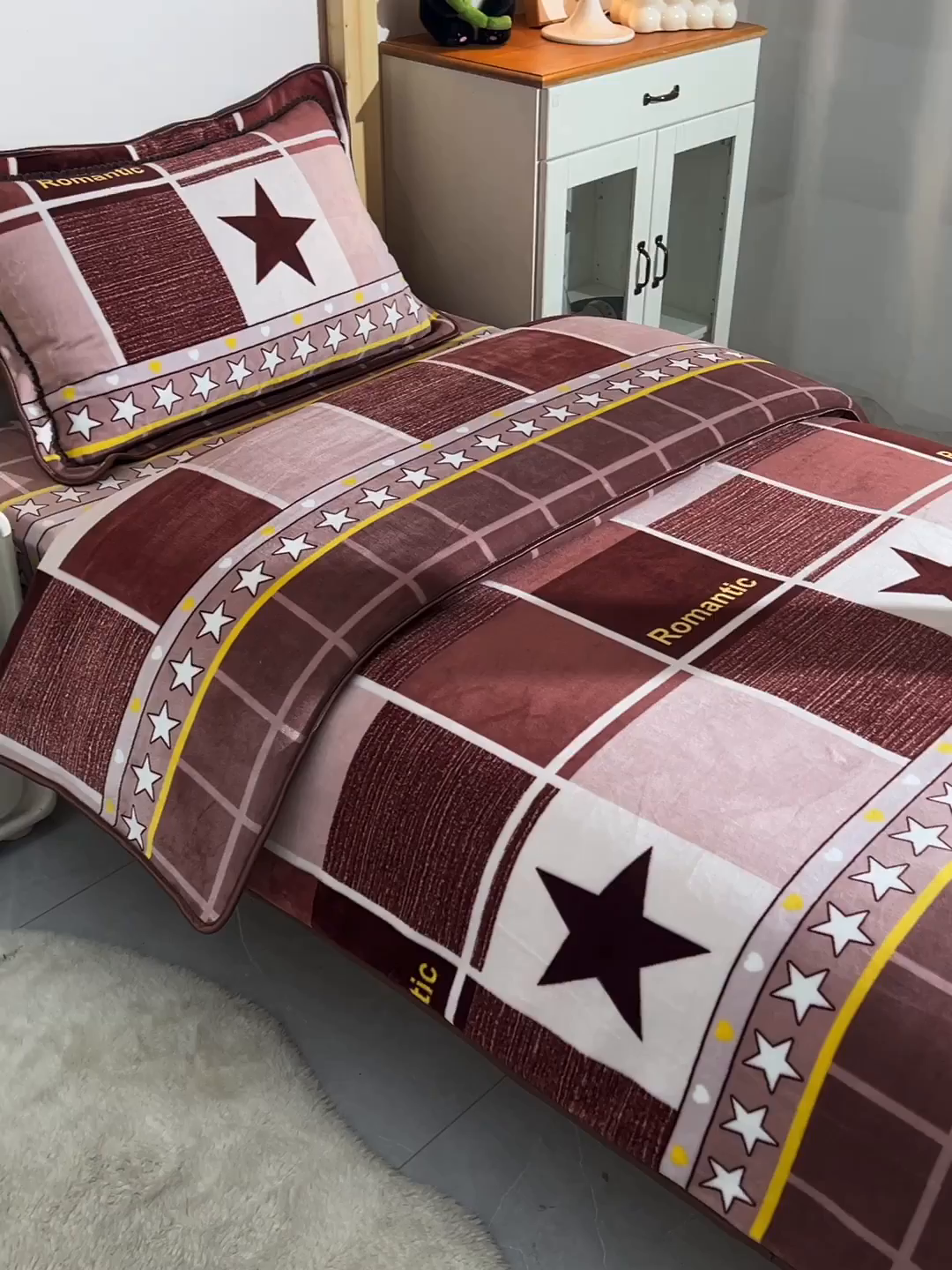 91家纺网 家纺一手货源 找家纺 博兰蒂 2025新款床裙款高克重牛奶绒印花学生三件套 浪漫之星