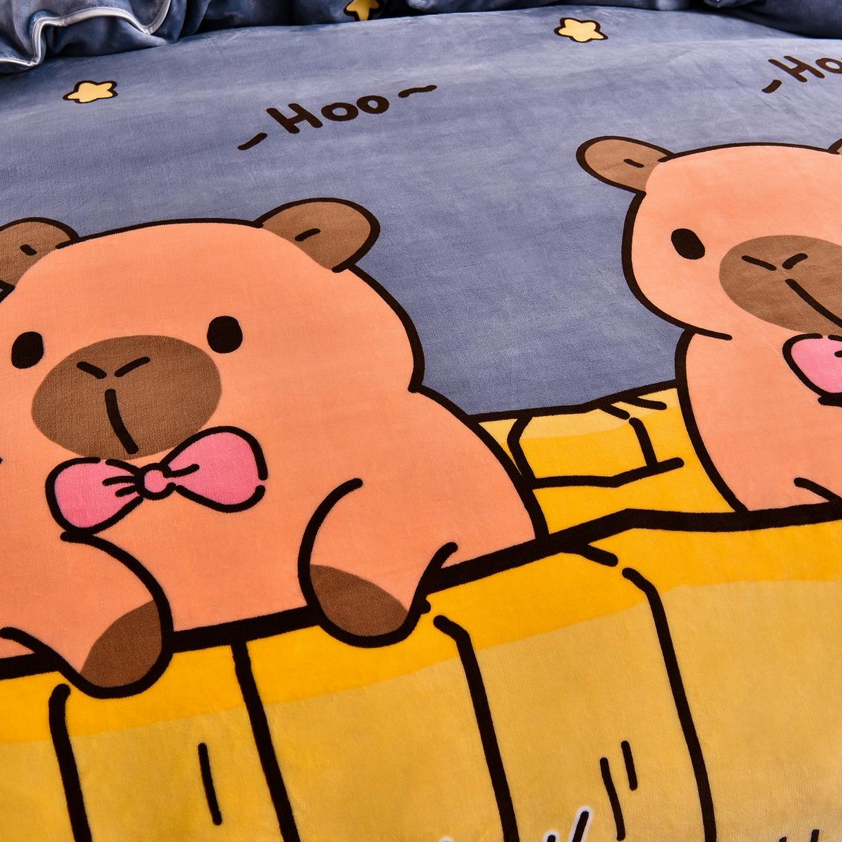 91家纺网 家纺一手货源 找家纺 博兰蒂 2025新款床裙款高克重牛奶绒印花单被套 卡皮巴拉