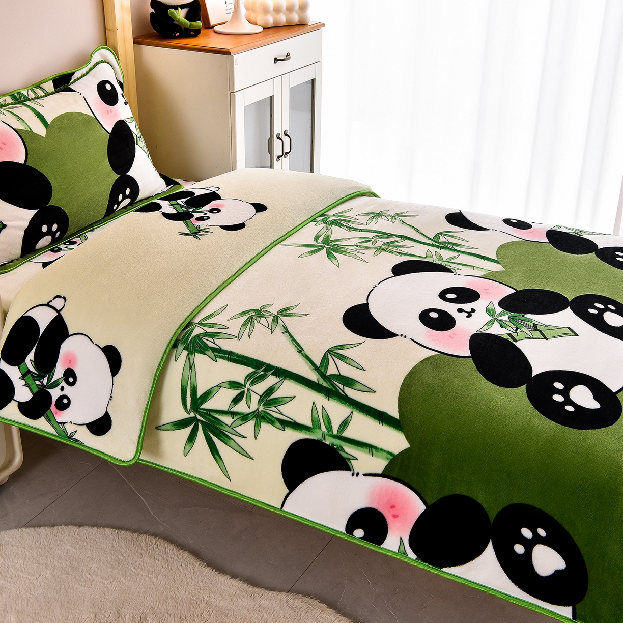 91家纺网 家纺一手货源 找家纺 博兰蒂 2025新款床裙款高克重牛奶绒印花学生三件套 熊猫-绿