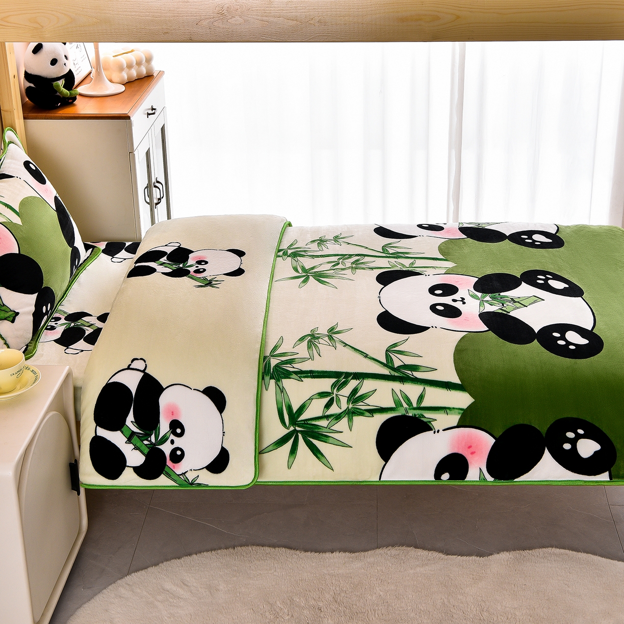 91家纺网 家纺一手货源 找家纺 博兰蒂 2025新款床裙款高克重牛奶绒印花学生三件套 熊猫-绿